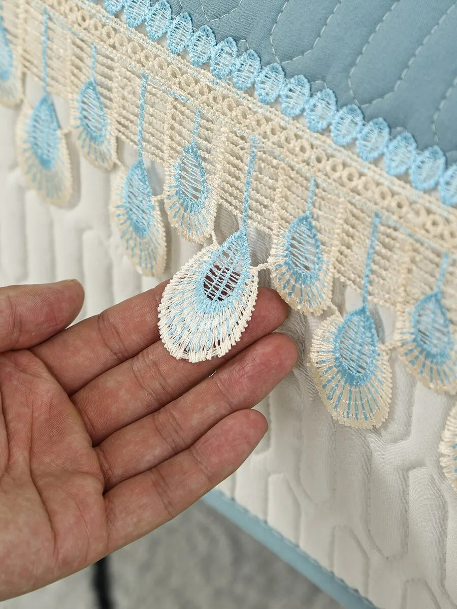 Cubre Sofá Acolchado con Bordado de Plumas