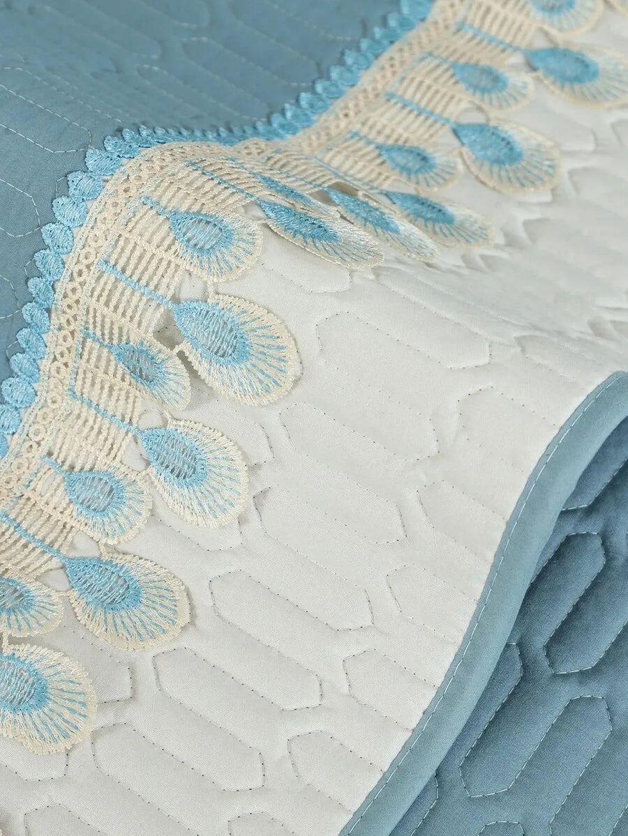 Cubre Sofá Acolchado con Bordado de Plumas